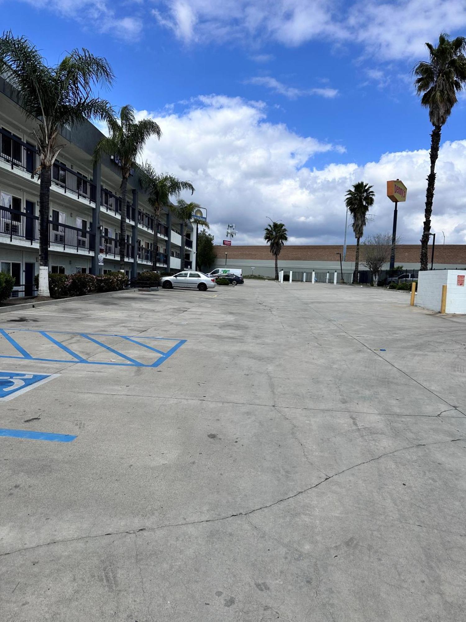 Days Inn By Wyndham Ontario Airport Esterno foto